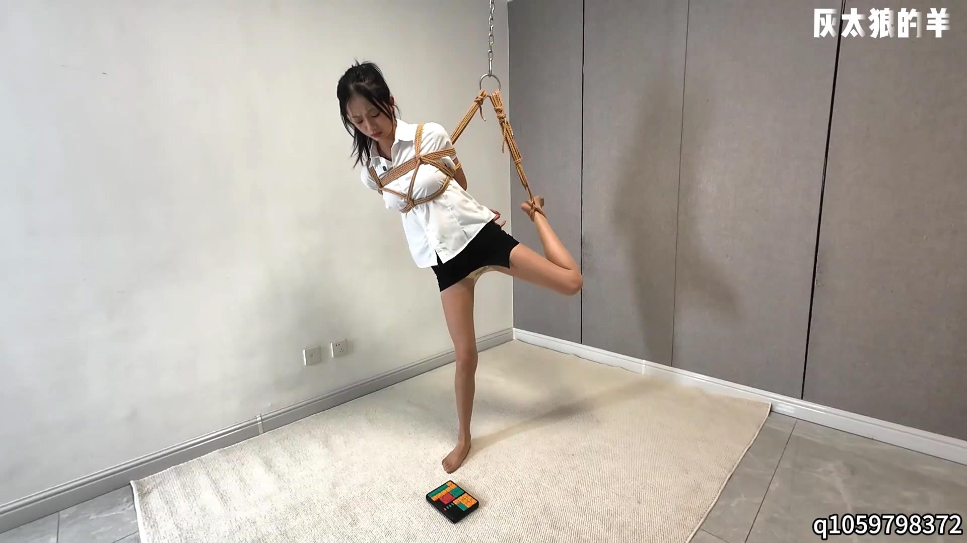 灰太狼的羊 长腿肉丝美女用脚玩游戏机，因[00_21_27][20260521-104905].jpg