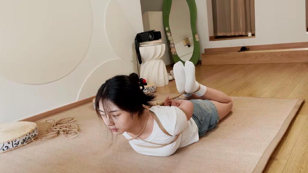 奥特曼 绳艺日常，超可爱的眼镜妹，还挺耐[00_05_37][20260603-203808].jpg