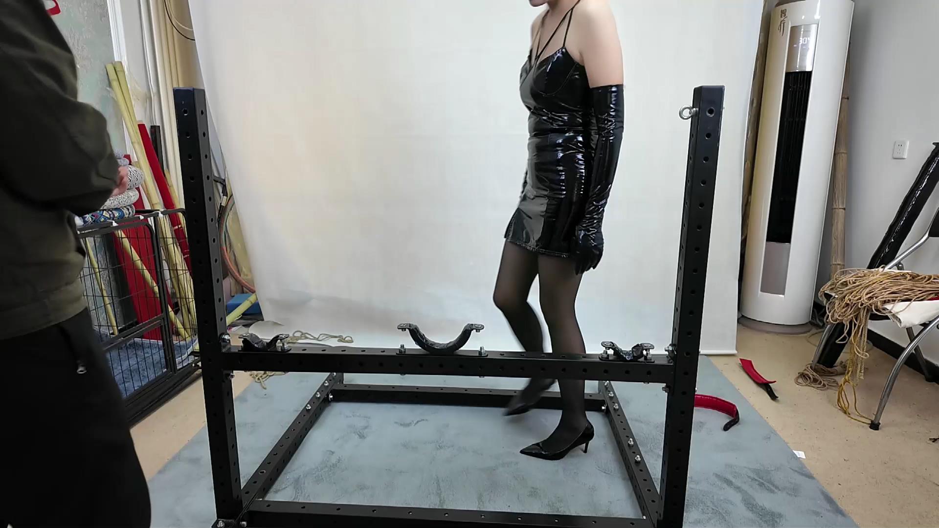 束缘阁 佳佳 胶衣女王 拘束架子玩弄[00_00_10][20260622-121932].jpg
