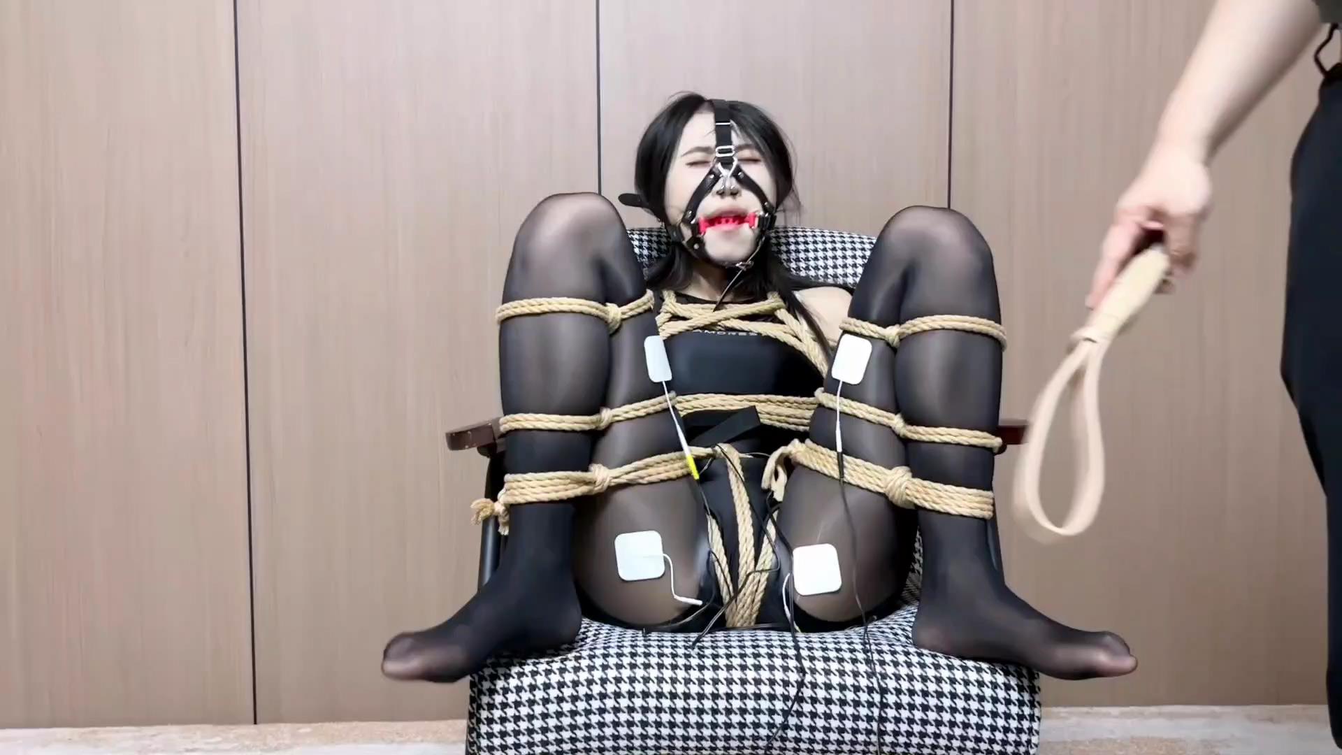 云雀定制-油亮黑丝女侠受难[00_03_45][20260707-122656].jpg