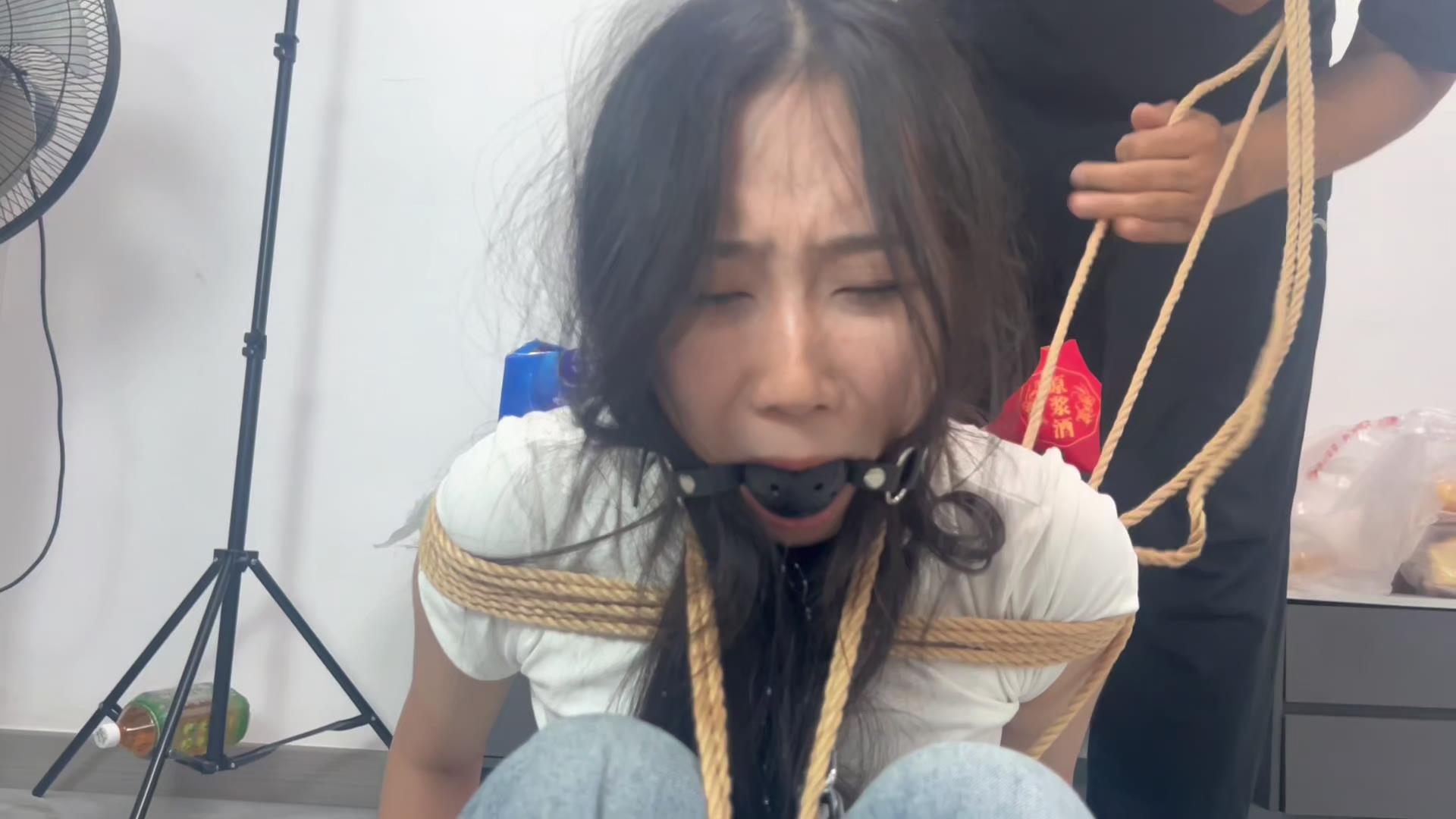 摩尔泰工作室-雨天女大学生放学路上遭遇绑[00_24_32][20260711-140229].jpg
