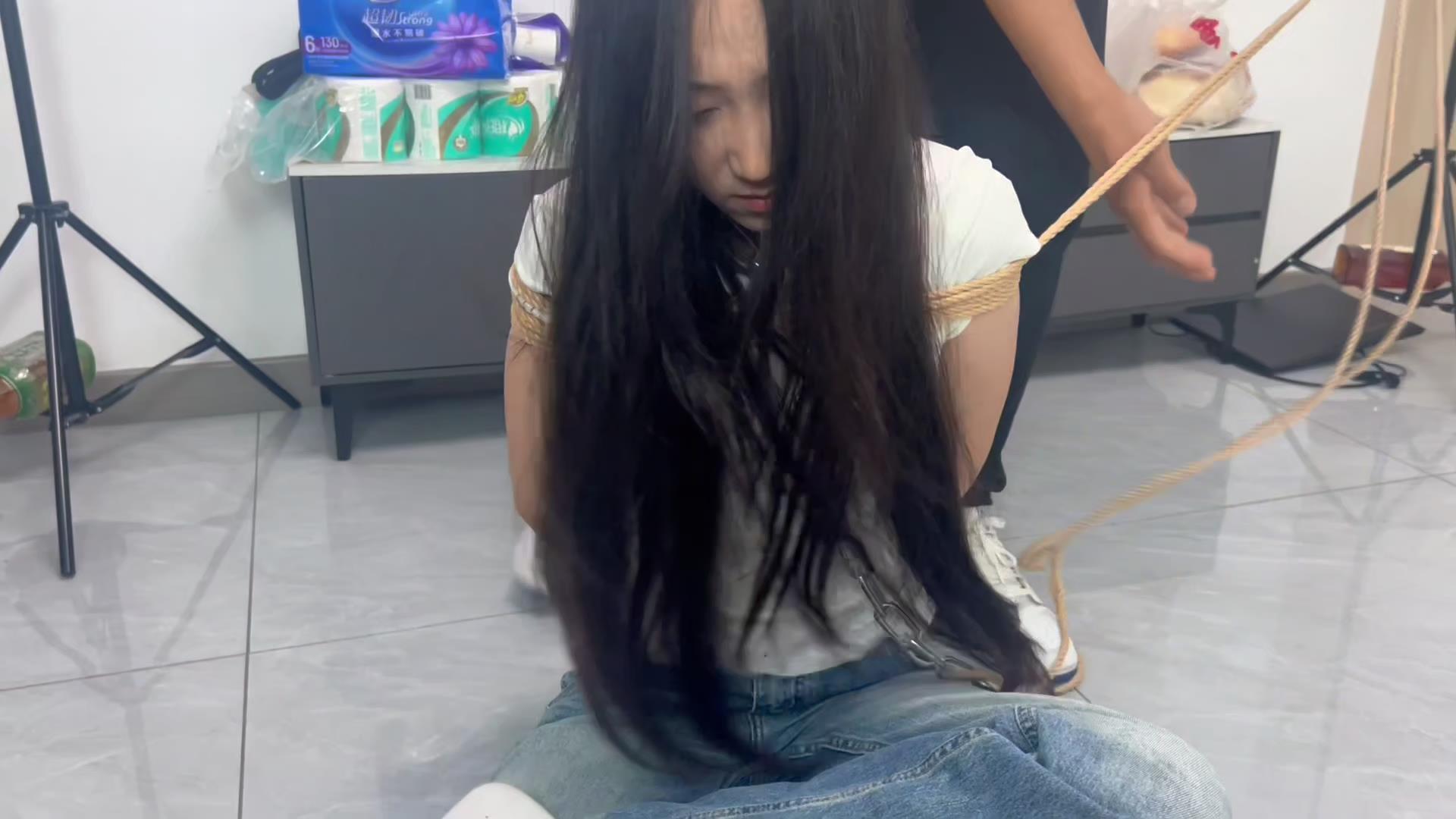 摩尔泰工作室-雨天女大学生放学路上遭遇绑[00_15_22][20260711-140222].jpg