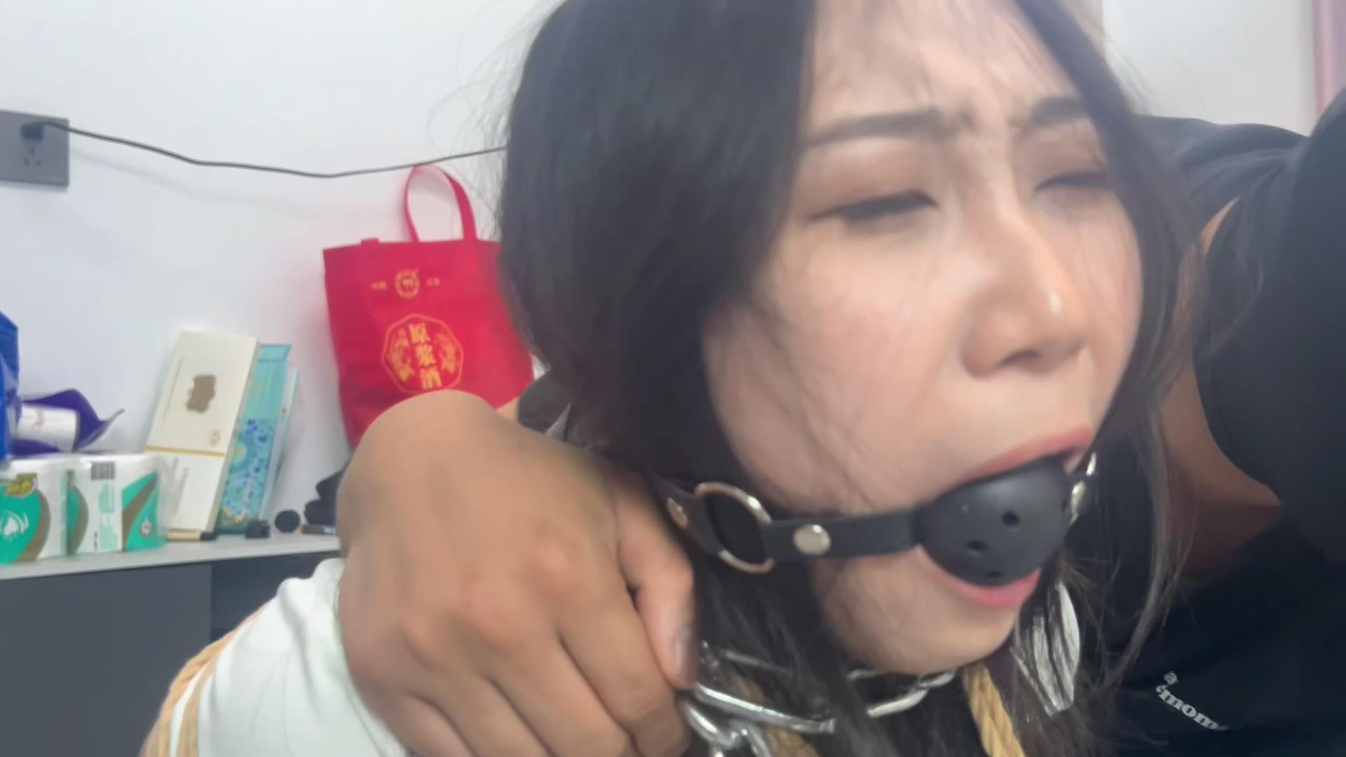 摩尔泰工作室-雨天女大学生放学路上遭遇绑[00_21_23][20260711-140226].jpg
