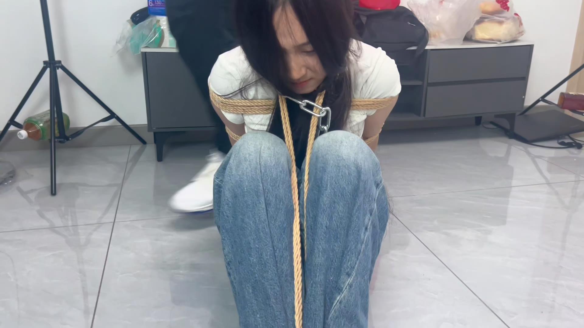 摩尔泰工作室-雨天女大学生放学路上遭遇绑[00_19_02][20260711-140224].jpg