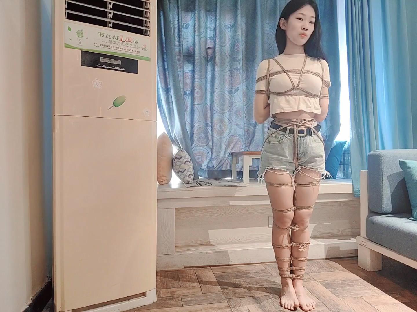 牛仔短裤五花沙发上的驷马[00_26_54][20260715-101216].jpg