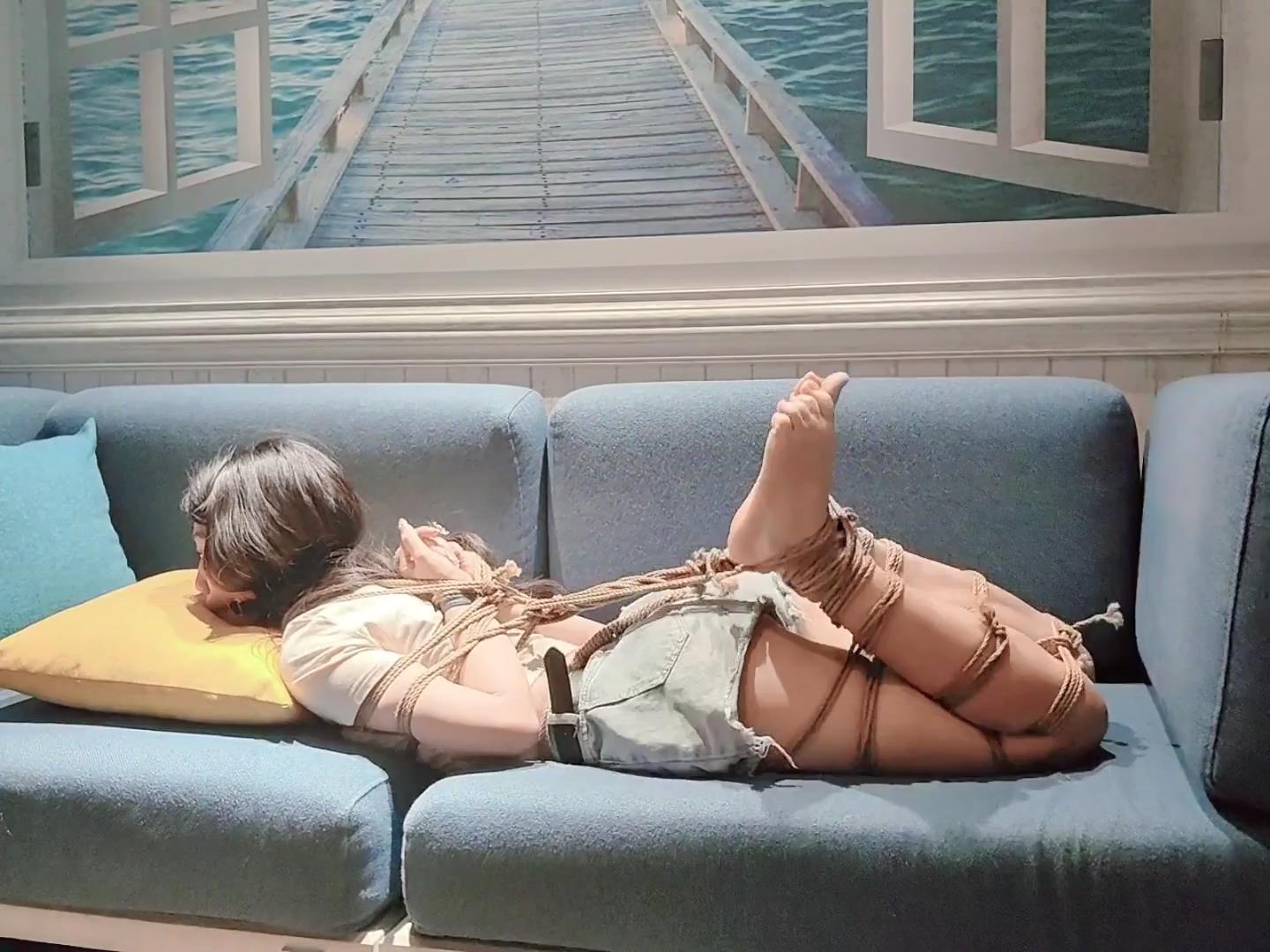 牛仔短裤五花沙发上的驷马[00_46_41][20260715-101226].jpg