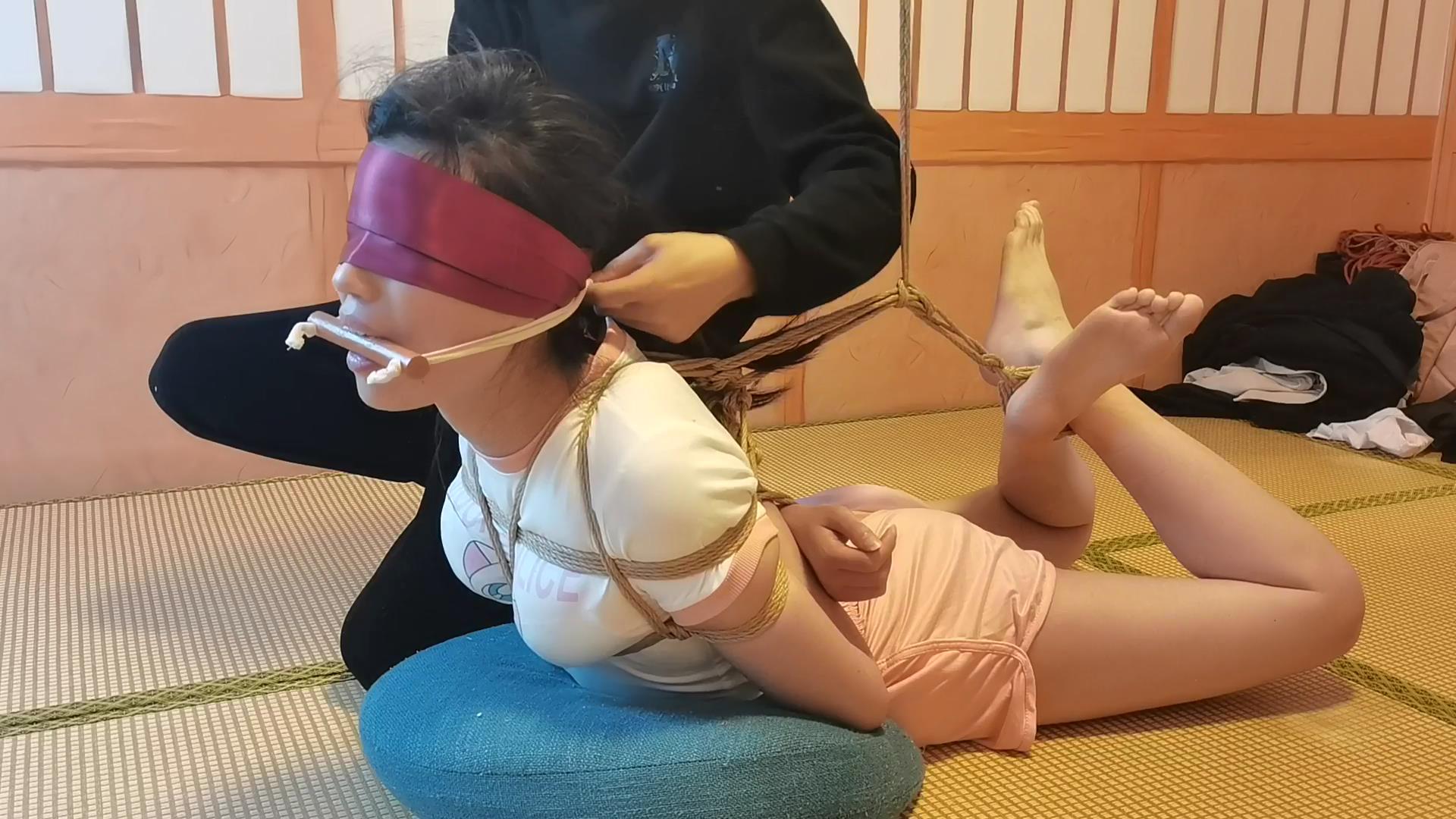 初心董嫣嫣极限欧式紧缚挨打，驷马放置[00_30_14][20260811-120328].jpg