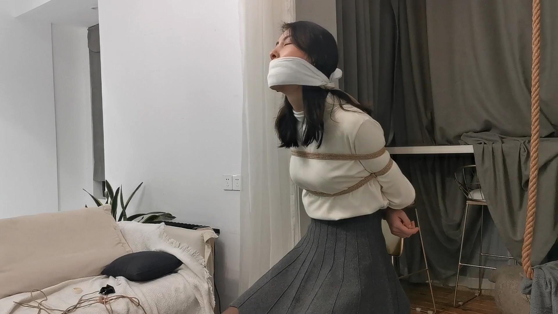 奥特曼也很酷莞尔定拍OL装黑丝多种方式堵[00_40_35][20260822-122239].jpg