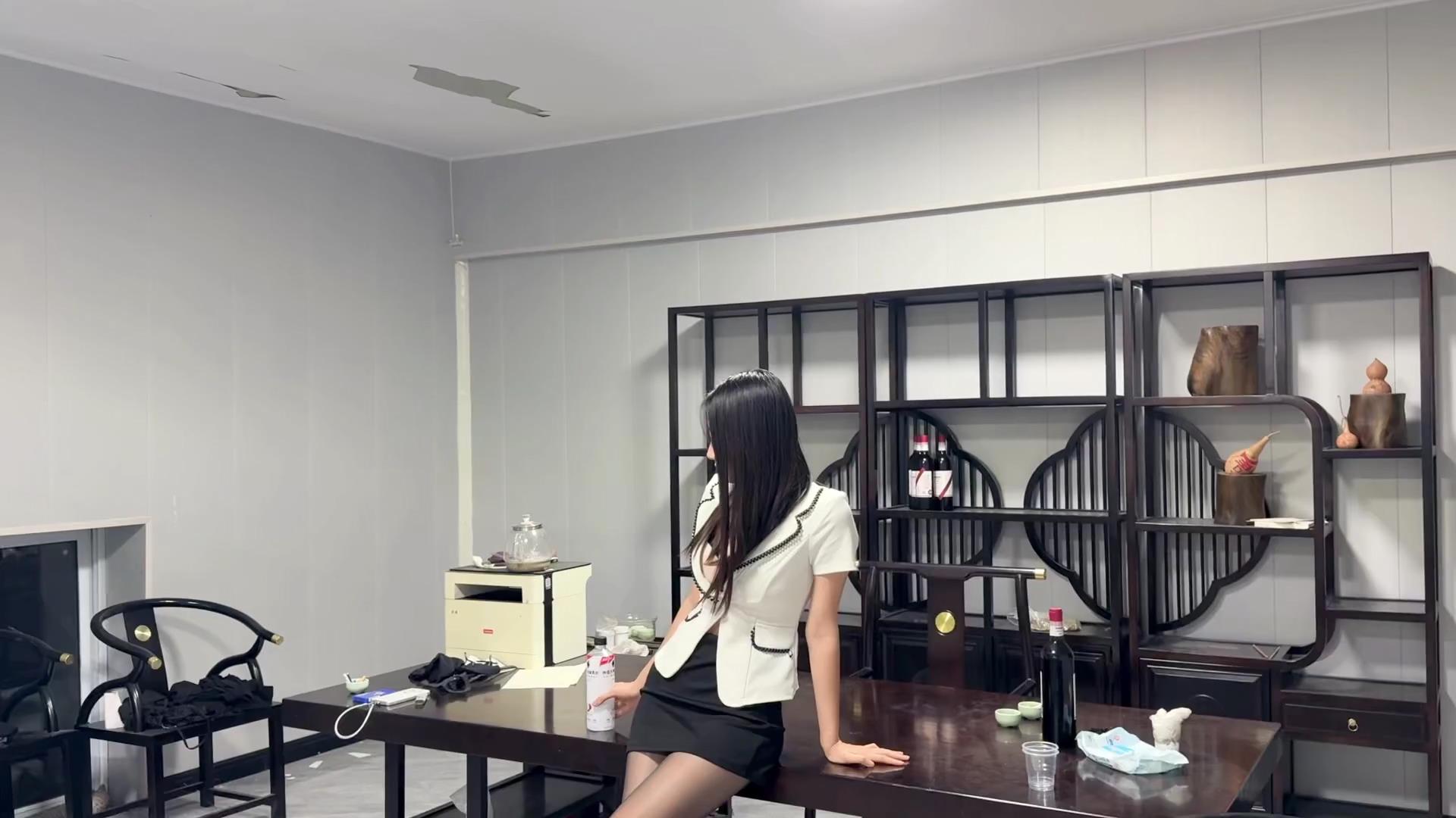 媚娘工作室-羞辱！贱人老板变办公室公厕！[20261003-152813].jpg