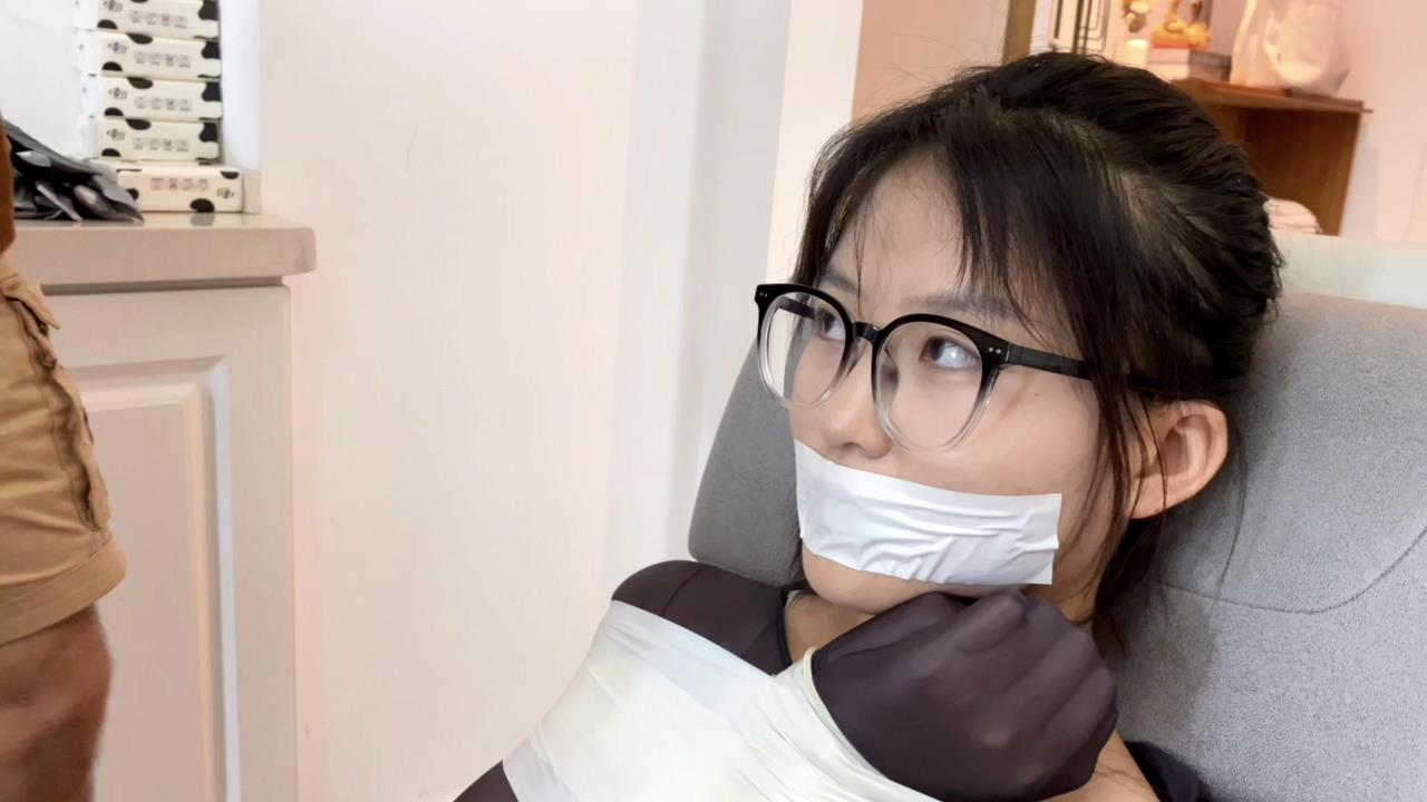 默示录小雅黑色油亮丝袜，与白色胶带、黄色[00_22_02][20261007-122104].jpg