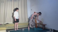 【山鬼】三个女孩在工作室玩捆绑sp，玩的很开心
