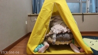 FXX双马尾小萝莉白丝单腿吊缚滴蜡行李箱打包谁来带走1