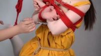 灰太郎的羊 不服管教的莎莎遭绳子调教 日式 单腿吊缚