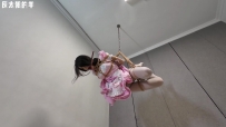 灰太狼的羊 粉衣女仆体验超高位单腿吊缚