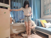 牛仔短裤五花沙发上的驷马