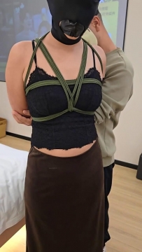 小黑 超长绳子严密束缚驷马绑好以后强行震动扒衣羞辱玩弄大胸