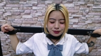 飞天原创 今天把JK女毒犯希希紧锢在拘束架上,把脚钉固定