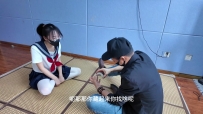 一绳所爱-JK白丝女孩玩扑克 和喵喵玩扑克游戏